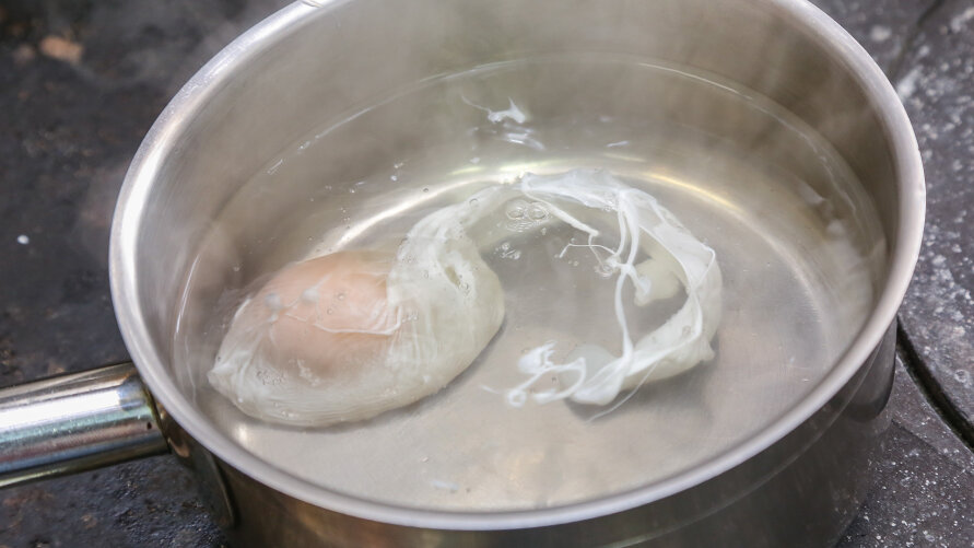 Jajko wrzucone do wody z octem zetnie się 